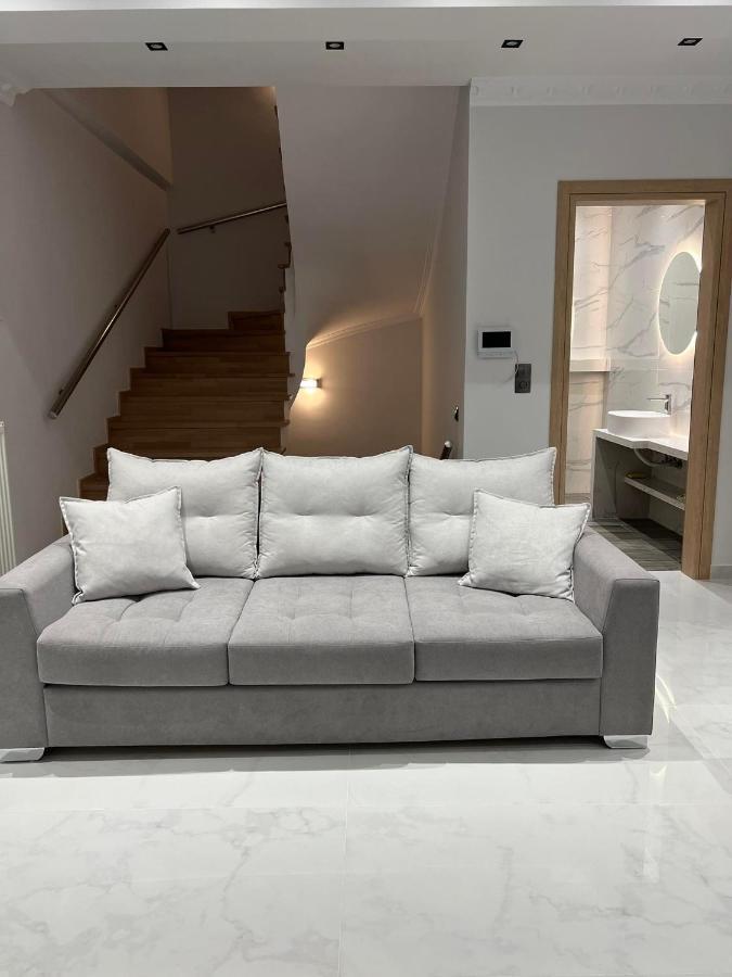 Kontis' Deluxe Furnished Apartment ルートラキ エクステリア 写真