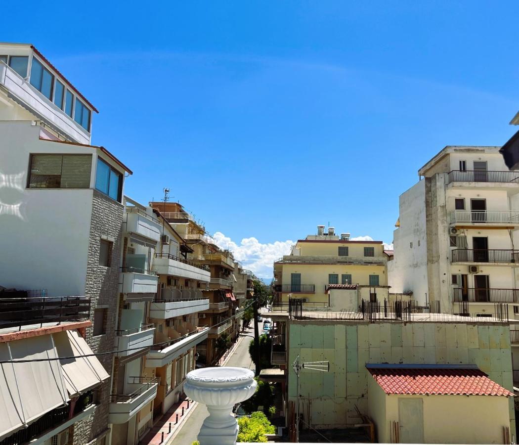 Kontis' Deluxe Furnished Apartment ルートラキ エクステリア 写真