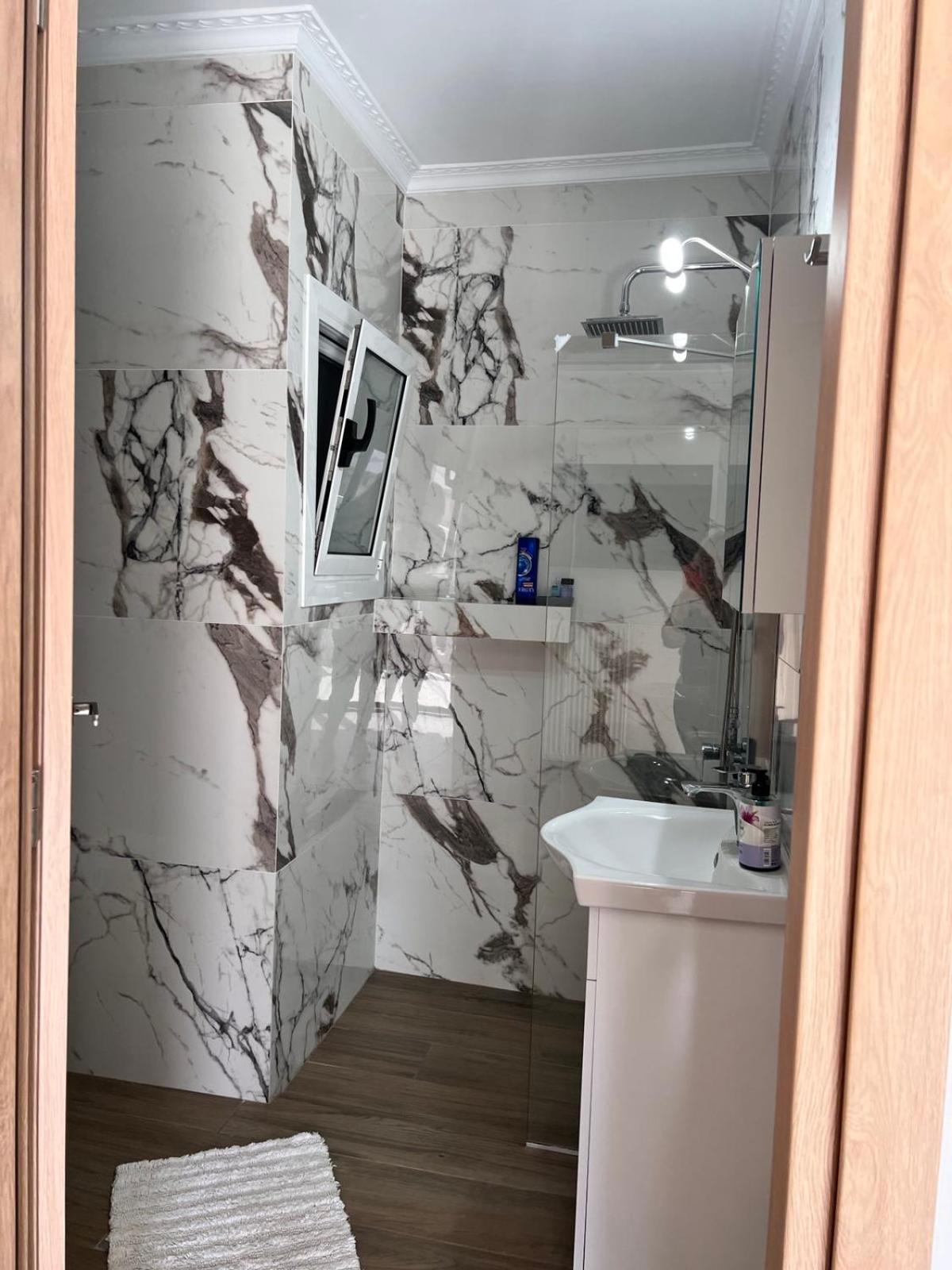 Kontis' Deluxe Furnished Apartment ルートラキ エクステリア 写真